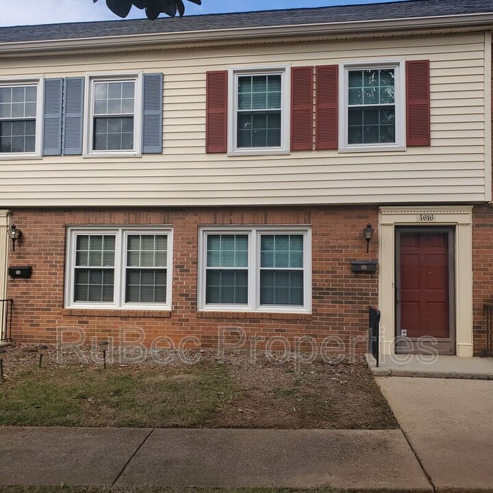 4616 Old Lantern Way in Charlotte, NC - Foto de edificio