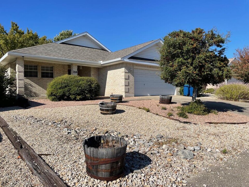 208 Coronado Cir in Kerrville, TX - Building Photo