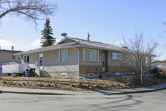 2937 Unwin Rd NW in Calgary, AB - Building Photo - Primary Photo