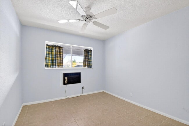 510 Lake Shore Dr in West Palm Beach, FL - Building Photo - Building Photo
