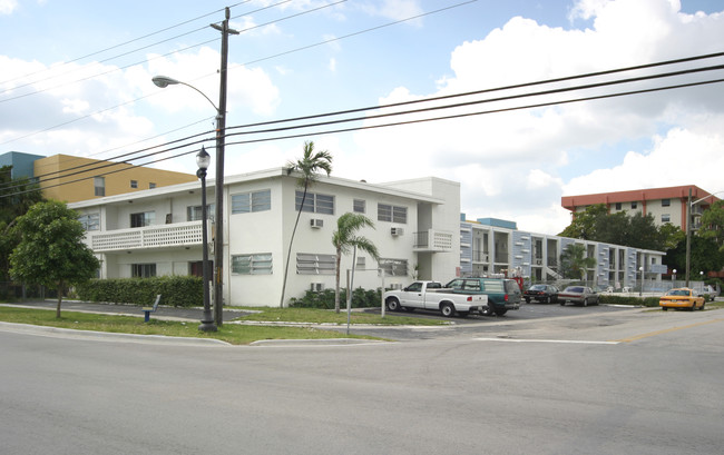 Carmelia Apartments in North Miami, FL - Building Photo - Building Photo