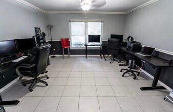 709 Fairway Dr in New Smyrna Beach, FL - Foto de edificio - Building Photo