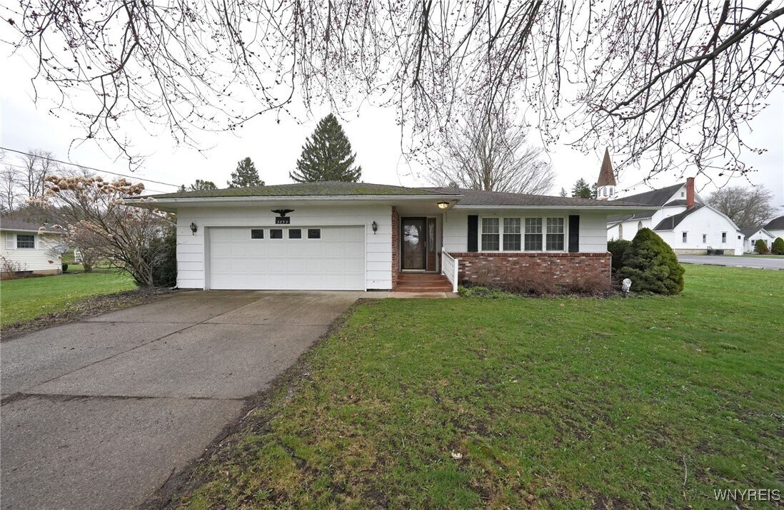 3839 Sunset Dr in Strykersville, NY - Building Photo