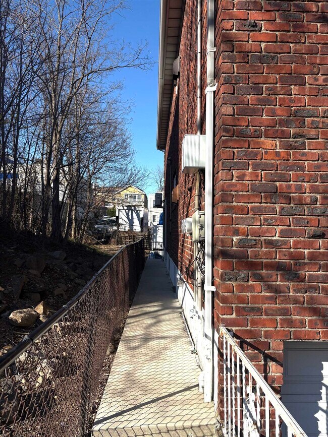 195 Wheeler St in Cliffside Park, NJ - Building Photo - Building Photo
