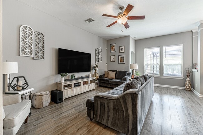 property at 2003 Lansing Cove Dr