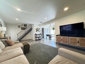 285 Ogle St in Costa Mesa, CA - Building Photo