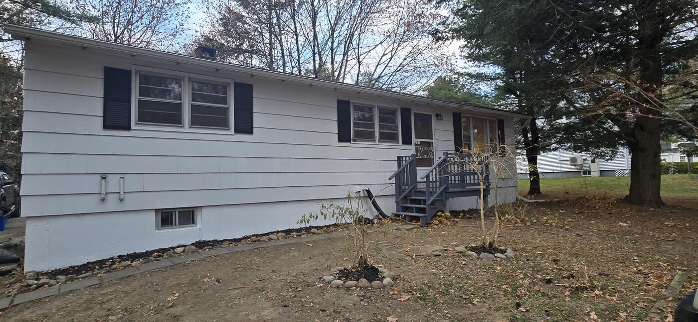 26 Old County Rd in Hampden, ME - Foto de edificio