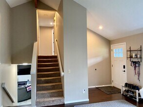 15961 NW Lyndel Ln in Beaverton, OR - Foto de edificio - Building Photo