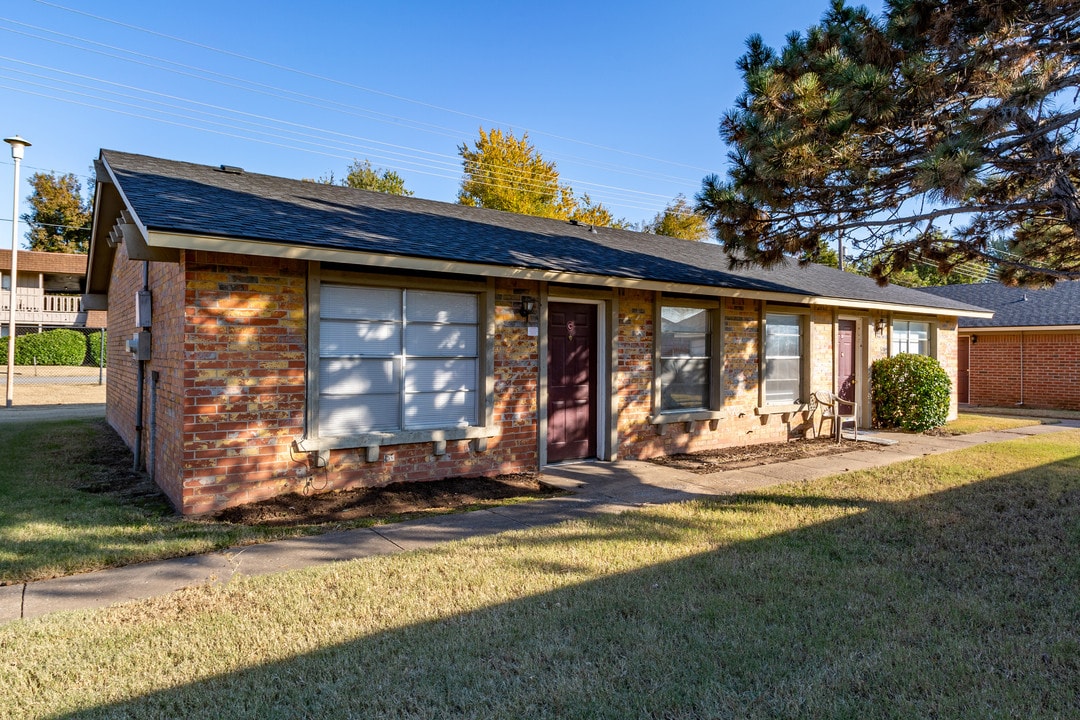 South Glen Apartments in Tulsa, OK - Building Photo