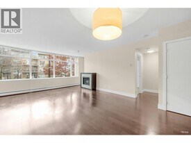 1320 Chesterfield Ave in North Vancouver, BC - Building Photo