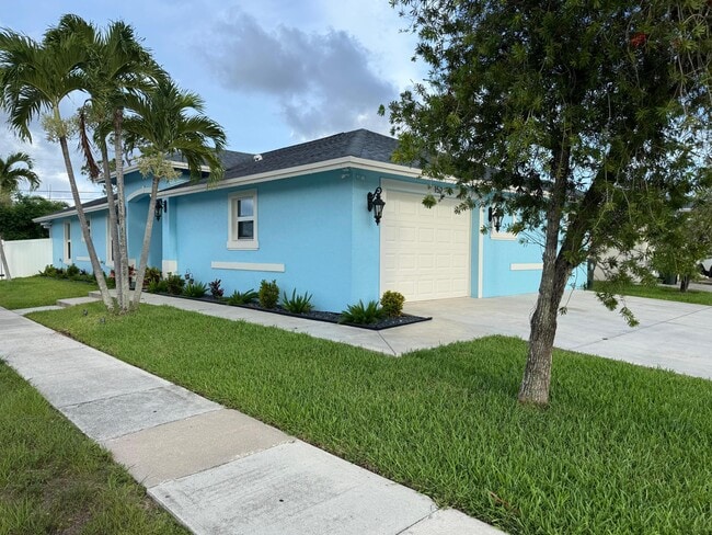 152 Swain Blvd in Greenacres, FL - Building Photo - Building Photo