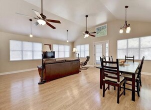 7102 Moat Cove in Austin, TX - Foto de edificio - Building Photo