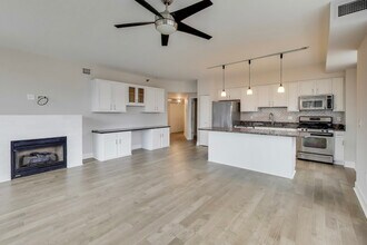 5 E 14th Pl, Unit 501 in Chicago, IL - Foto de edificio - Building Photo