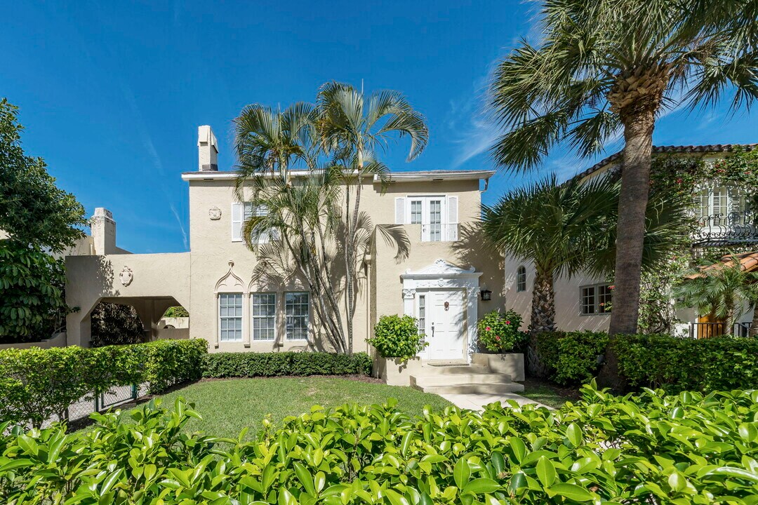 211 Seaspray Ave in Palm Beach, FL - Building Photo
