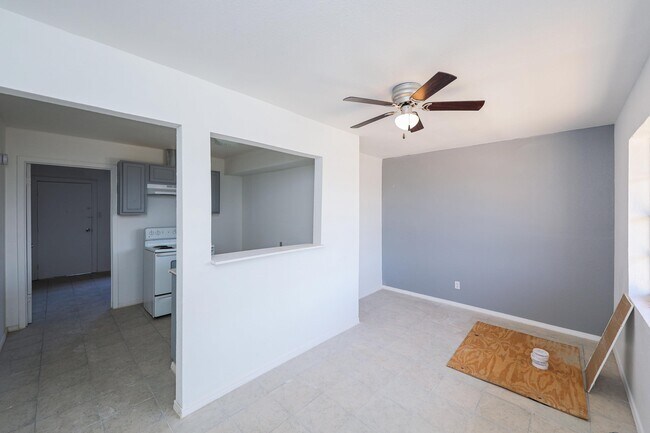 1001 Reynolds St in Laredo, TX - Building Photo - Building Photo