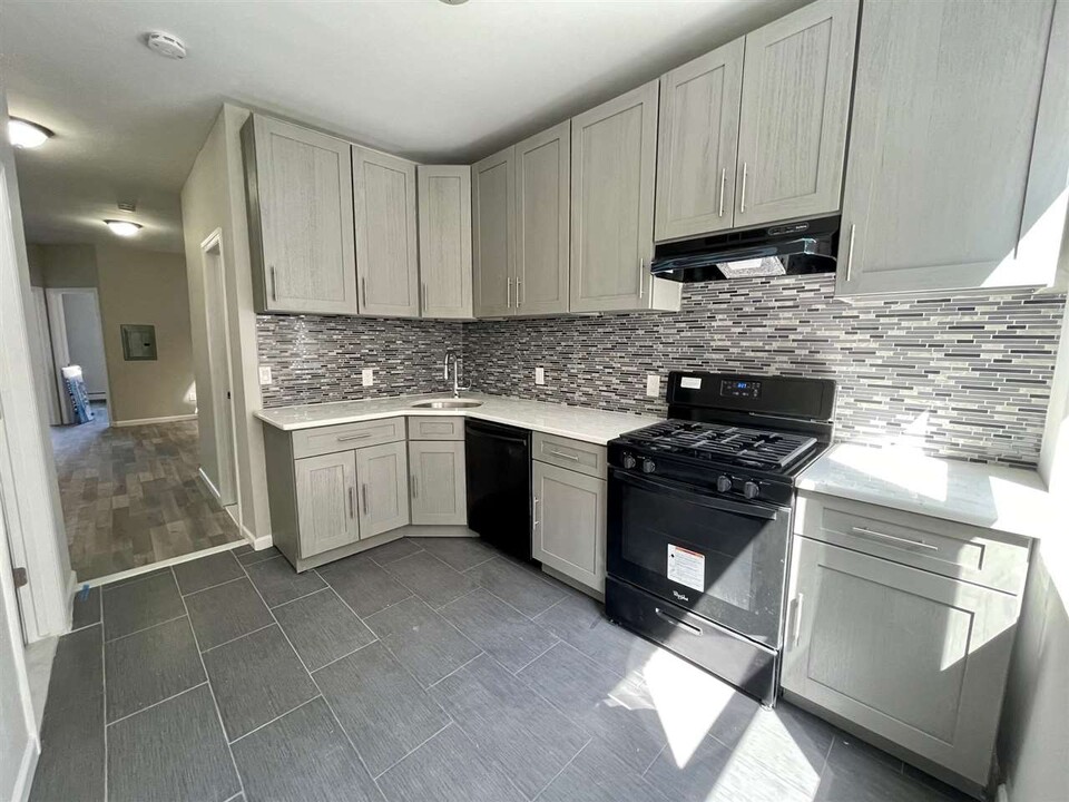 5202 Bergenline Ave in West New York, NJ - Building Photo