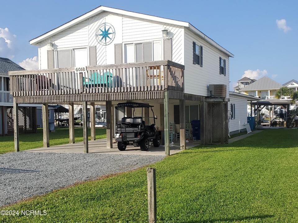 6018 6th St in Surf City, NC - Foto de edificio