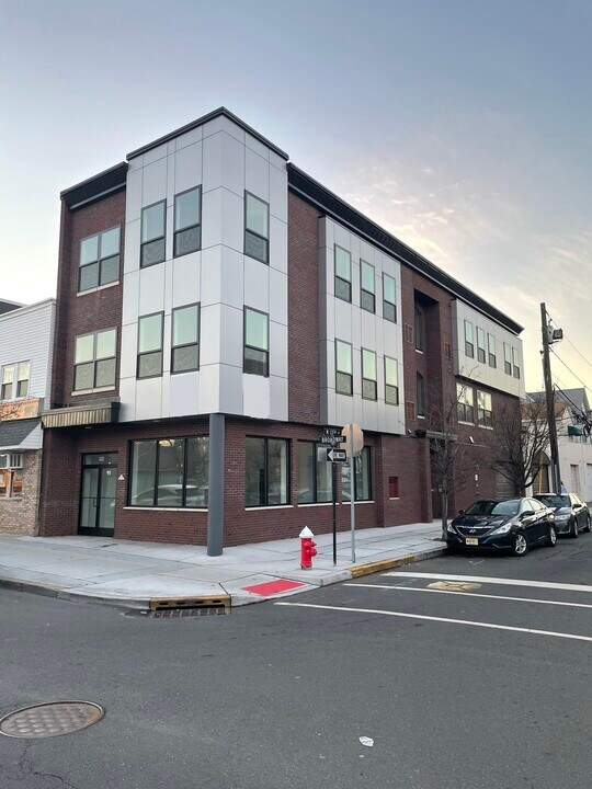 295 Broadway in Bayonne, NJ - Foto de edificio