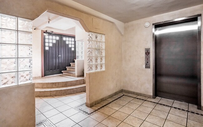 King's Towers in Los Angeles, CA - Building Photo - Lobby