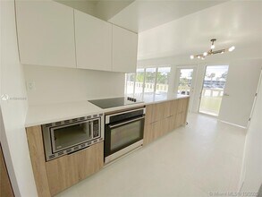 2755 NE 28th Ave-Unit -C1 in Lighthouse Point, FL - Building Photo - Building Photo
