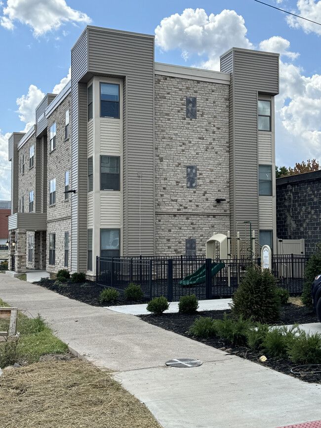 Barnett Commons in Huntington, WV - Foto de edificio - Building Photo