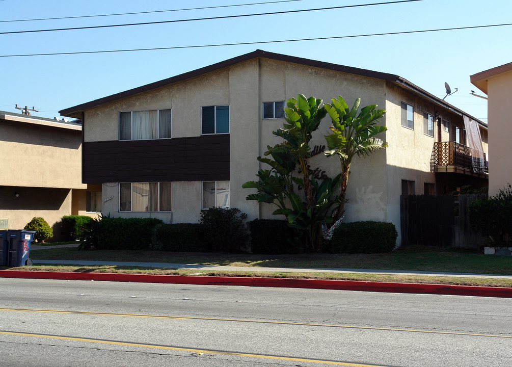 12326 Inglewood Ave in Hawthorne, CA - Foto de edificio