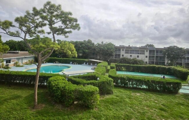 2100 Springdale Blvd in Palm Springs, FL - Foto de edificio - Building Photo