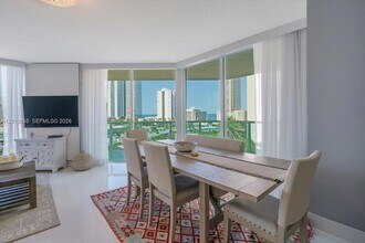 250 Sunny Isles Blvd, Unit 3-902 in Sunny Isles Beach, FL - Foto de edificio - Building Photo