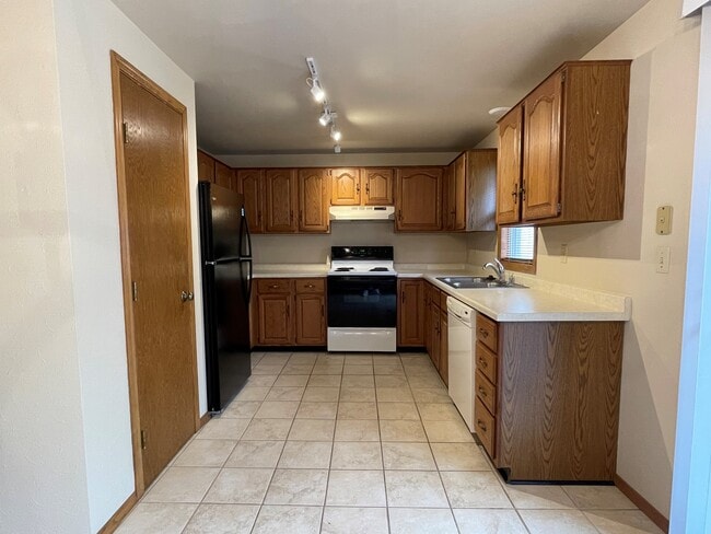 1380 Cardinal Ln in Green Bay, WI - Foto de edificio - Building Photo