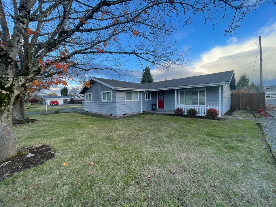 177 Kees St in Lebanon, OR - Foto de edificio