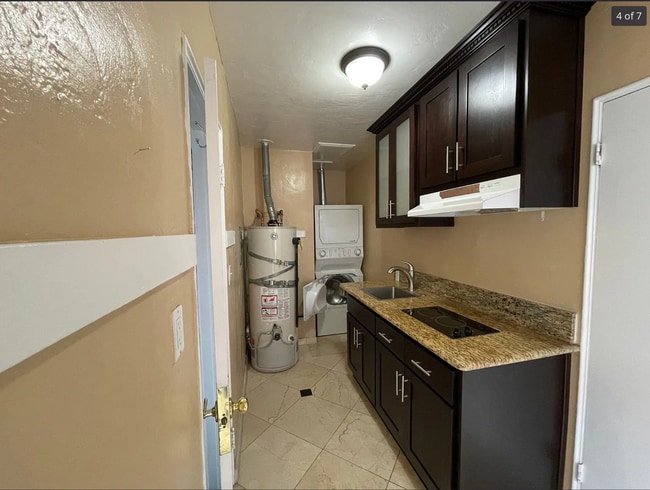 1062 S Corning St, Unit Upper in Los Angeles, CA - Building Photo - Building Photo