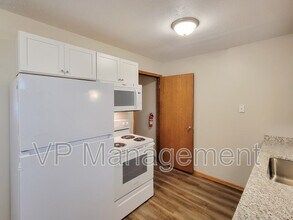 15 Park Crest Ct in Eldridge, IA - Building Photo - Building Photo