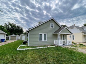 1002 N Grimes St in McPherson, KS - Foto de edificio - Building Photo