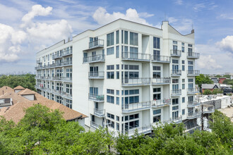 Tremont Tower in Houston, TX - Building Photo - Building Photo