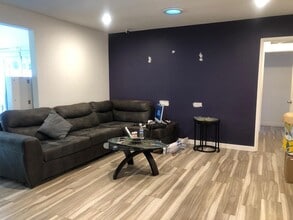 20800 Clark St, Unit for rent in Los Angeles, CA - Foto de edificio - Building Photo