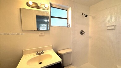 17191 NE 18th Ave-Unit -17193 in North Miami Beach, FL - Building Photo - Building Photo