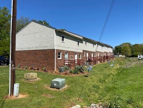 West View Court Apartments in Hickory, NC - Building Photo - Building Photo