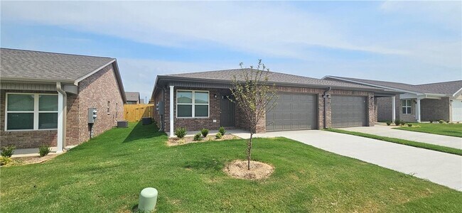 516 NW 68th Ave in Bentonville, AR - Foto de edificio - Building Photo