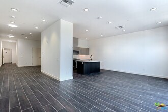 111 N Palm Canyon Dr in Palm Springs, CA - Building Photo - Building Photo