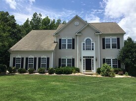1009 Yarrow St in Matthews, NC - Building Photo