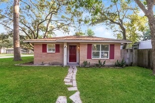 1303 W Phillips St in Alvin, TX - Building Photo