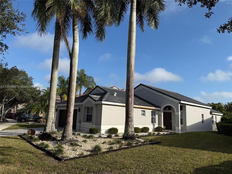 700 Sand Creek Cir in Weston, FL - Building Photo