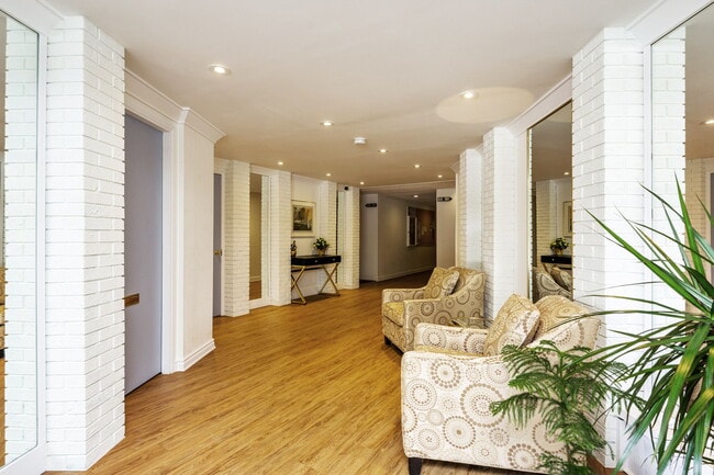 15020 North Bluff Rd in White Rock, BC - Building Photo - Building Photo