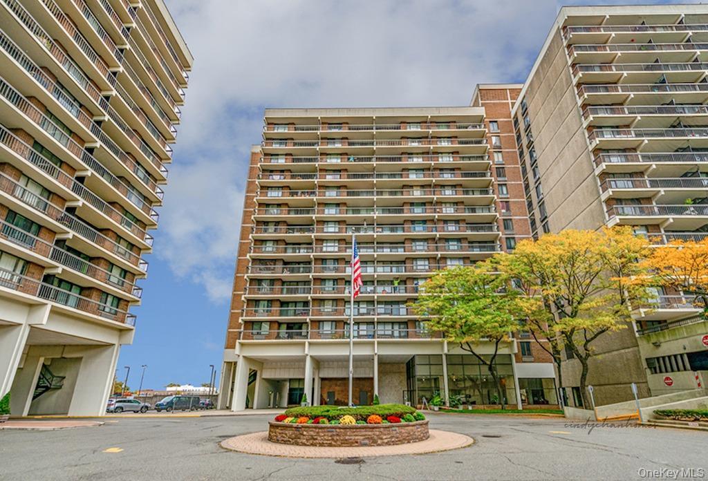 152-18 Union Tpke in Queens, NY - Building Photo