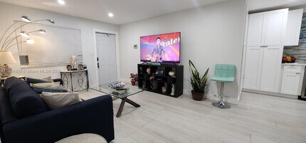 17324 NW 74th Ave in Hialeah, FL - Building Photo - Building Photo