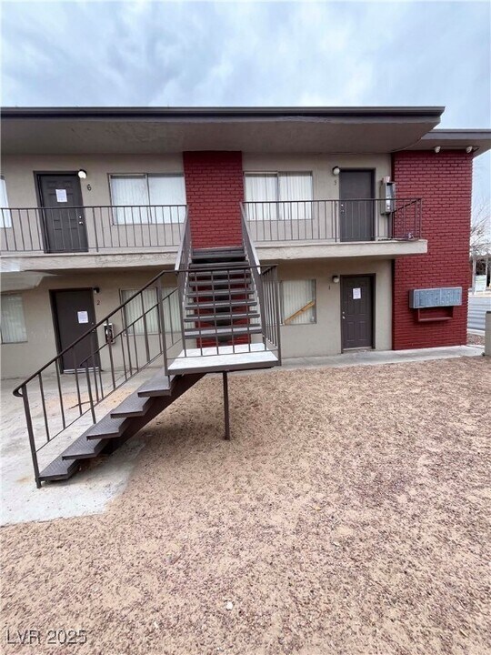 1121 E Desert Inn Rd in Las Vegas, NV - Building Photo