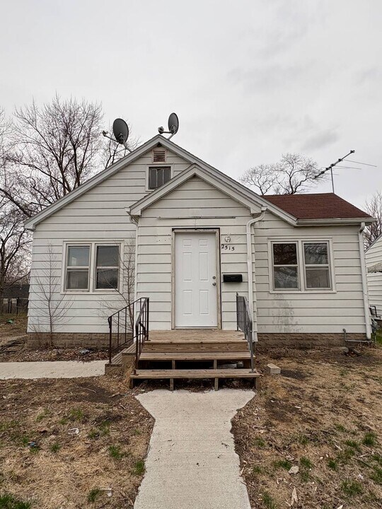 2515 E 4th St in Waterloo, IA - Building Photo