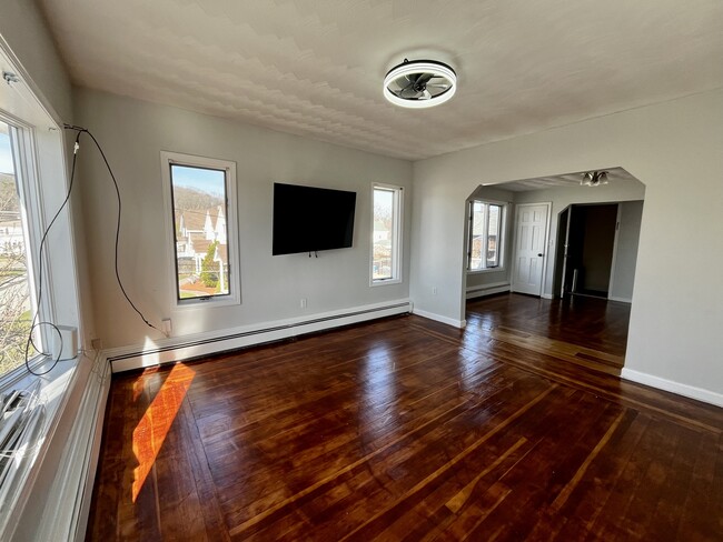 12 East Ave, Unit 2 in Lincoln, RI - Foto de edificio - Building Photo