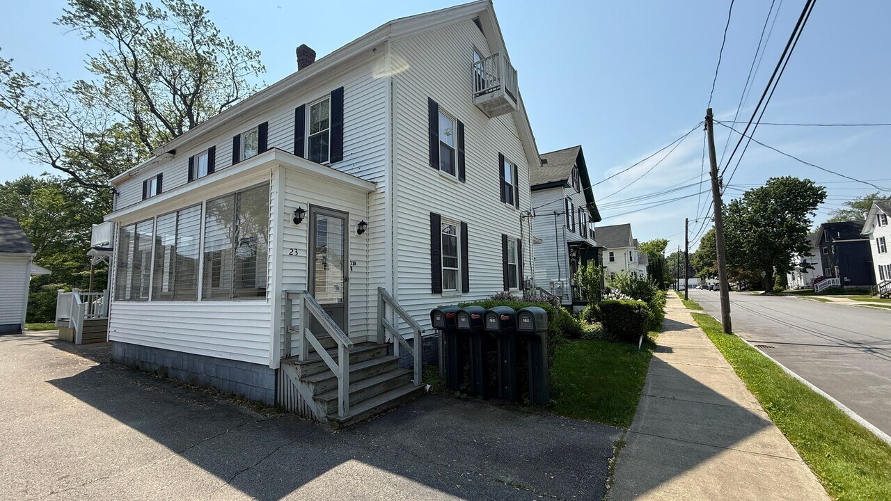 21-23-23 Maple St in Dover, NH - Building Photo