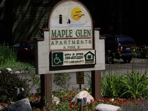 Maple Glen Apartments in South Haven, MI - Foto de edificio - Building Photo